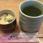 すしざんまい - お椀は忘れられちゃったみたい。茶碗蒸しには貝柱が入っていました。