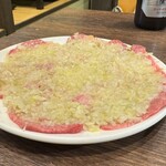 焼肉 三日月 - 名物ネギ塩たん2,500円。