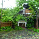 元祖 本吉屋 - 店舗前には敷石が敷かれ駐車場も兼ねています♪