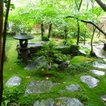 元祖 本吉屋 - 小さな庭園の様な中庭♪