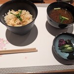 宿中屋 - 夕食(桜海老と筍の炊き込みご飯、赤出汁、漬物)
