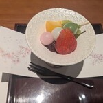 宿中屋 - 夕食(花見団子、苺、黄桃、林檎、キウイフルーツ)