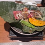 宿中屋 - 夕食(牛肉の青朴葉焼肉)