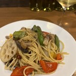 炭火ジビエ&ワイン Oobanburumai - 猪ベーコンと春野菜のペペロンチーノ（猪ベーコンと野菜がとにかくうまい）