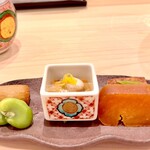 味ひろ - そら豆、ウド、ナマコとコノワタの和物、唐墨、蟹の袱紗焼き　唐墨はチマチマお酒と