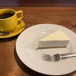 トランク - 珈琲とケーキセット。珈琲とレアチーズケーキの相性抜群です。