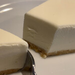 トランク - レアチーズケーキは滑らかで"ぷるん"としていて甘さもしつこくなく、手作りならではの優しい味で美味しい。何個でもいけちゃう旨さ。