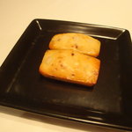 オーグードゥジュール ヌーヴェルエール - 粒マスタードのフィナンシェ(正式名称は不明)。