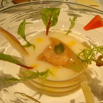 オーグードゥジュール ヌーヴェルエール - ペドロヒメネスビネガーのジュレに包まれたホウボウ(正式名称は不明)。