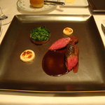 オーグードゥジュール ヌーヴェルエール - 北海道で仕留めた”エゾ鹿”フィレの低温調理、＜シヴェ＞ソースで・・・(お二人様より)。