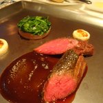 オーグードゥジュール ヌーヴェルエール - 北海道で仕留めた”エゾ鹿”フィレの低温調理、＜シヴェ＞ソースで・・・(お二人様より)。