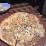 イグアンドピース - イタリア産ポルチーニが香るきのこのブラウンソースピッツァ