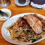 人生餃子 - 皿台湾チャーシュー1枚（ちょい辛・にんにくOK）＋麺特盛り＋野菜大盛り