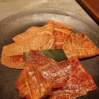 焼肉うしごろ 横浜店 - 『厳選コース』厚切りタン
                    厳選赤身
                    うちもも・リブロース・ミスジ・特選サーロイン・クラシタのすき焼き
