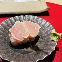 備長炭焼鳥 鳥しげ - 天城軍鶏の雌150日　胸肉の湯引き