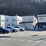 アイス カフェ 弘水 - お店の斜め前にある大駐車場