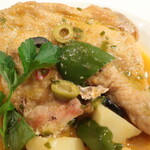 スペインバル Zion - 鶏もも肉のチリンドロン「骨付き鶏もも肉とジャガイモ、ピーマンのトマト煮込み」※メニュー表記通り