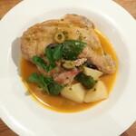 スペインバル Zion - 鶏もも肉のチリンドロン「骨付き鶏もも肉とジャガイモ、ピーマンのトマト煮込み」※メニュー表記通り