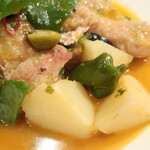 スペインバル Zion - 鶏もも肉のチリンドロン「骨付き鶏もも肉とジャガイモ、ピーマンのトマト煮込み」※メニュー表記通り