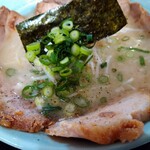 チャイナ DRAGON - 肉厚だけど口に入れたら蕩ける叉焼。この叉焼目当てに常連客が増殖してます。この日のランチタイムも満席でした。