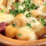 スペインバル Zion - カジョス「ハチノスとガルバンゾ豆のトマト煮込みをグラタン仕立てに」※メニュー表記通り