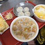 四海豆漿大王 - 鹹豆漿、冰豆花、焼餅、葱蛋、小籠包ハーフ