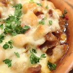 スペインバル Zion - カジョス「ハチノスとガルバンゾ豆のトマト煮込みをグラタン仕立てに」※メニュー表記通り