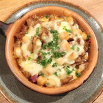 スペインバル Zion - カジョス「ハチノスとガルバンゾ豆のトマト煮込みをグラタン仕立てに」※メニュー表記通り