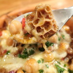 スペインバル Zion - カジョス「ハチノスとガルバンゾ豆のトマト煮込みをグラタン仕立てに」※メニュー表記通り