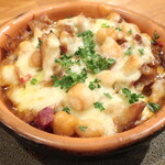 スペインバル Zion - カジョス「ハチノスとガルバンゾ豆のトマト煮込みをグラタン仕立てに」※メニュー表記通り