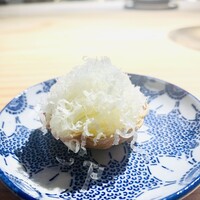 ペルトナーレ - 【アミューズ4種】
                    ① 新玉葱のタルト
                    　★ パルメジャーノ掛け