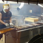 うなぎの兼光 - カウンター向かいは焼き場