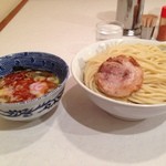 頑者 - トクモリビンボー！　辛つけめんアブリチャーシュー、特盛り！  なンだけど、今日は満足度少なめ。いつもと比べて、つけ汁がちょっと物足りない。夏休みでお客様多め、というのが要因かな。