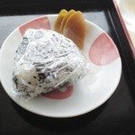 肉のだるまや - セットのおにぎりとなら漬け