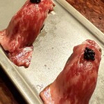 Tachikawa NIKUAZABU - 炙り肉寿司（1貫）530円。