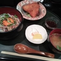 逸品料理屋 流石 - ねぎとろいかユッケ丼とアジフライ