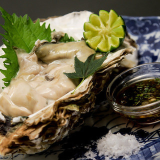 日本酒と合わないはずがない、ぷりぷりの牡蠣はそのままでどうぞ