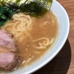 まだ洞くつ家 - たっぷり鶏油が浮いたスープは豚骨の旨味が強いです。