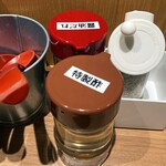 まだ洞くつ家 - 卓上に醤油だれがあります。