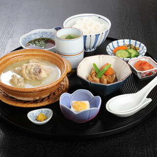 博多名物も味わえる、終日楽しめる定食メニュー