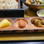 手打そば 砂場 伊豆高原 - 沢庵・梅干し・胡瓜醤油漬け