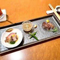 中国料理 花閒 - 前菜
                クラゲの鎮江黒酢・広東叉焼・ぶりまさの青山椒・いんげんの和え物