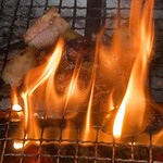 ろばたやき山ろく - 新鮮な鶏肉を炭火で一気に焼き上げる◎