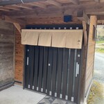 ろばたやき山ろく - お店の入口！本日提供出来る鶏の数の表示が無い？