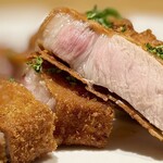 洋食 おがた - 見事な揚げ加減（美しいロゼ色）