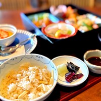 日本料理雲海 - 白ごはんと筍の炊き込みご飯が選べます。 写真は炊き込みごはん。 おおよそ20品の料理。 贅沢な幕の内、あるいは松花堂弁当的なレベル。