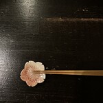 土家 - 手肌に優しい古木のテーブルの上に、桜のお箸置きと、先の細い竹のお箸