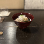 土家 - ・椀物
      　蕎麦がきと鰯のつみれ　筍と新物ワカメ