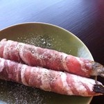 超レトロ焼肉桜坂 - 海老しそ巻き串。　ぷりぷりの海老をアグーのお肉で巻いてあります。