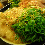 うどん 丸香 - 卓上調味料をふりかける